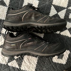 KEEN hiking shoes, size 8